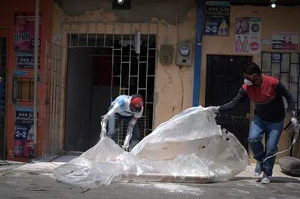 Los objetos que estuvieron en contacto con los muertos son quemados en plena calle.