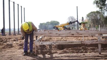 Los obreros continúan con sus trabajos en el predio del nuevo Centro Ambiental de Luján