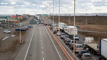 Los obreros de Austral Construcciones bloquearon la ruta 3