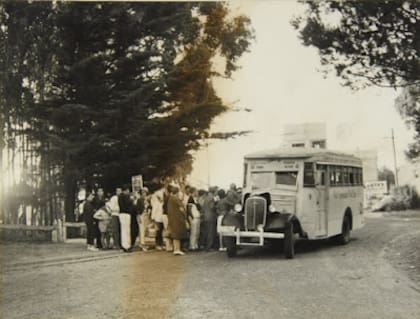 Los obreros hacen la fila para subirse al colectivo que los llevará al sitio de construcción del Alfar