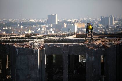 Los obreros recibieron capacitación para trabajar en una técnica de demolición poco habitual