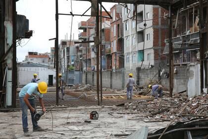 Los obreros trabajan a metros de la Villa 31