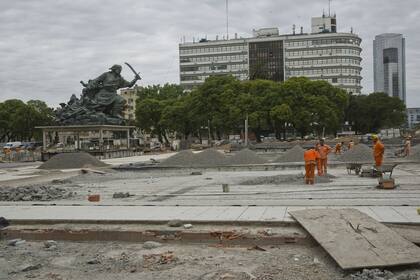 Los obreros trabajan cerca de Juana Azurduy