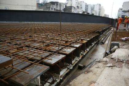 Los obreros trabajan en la carpeta sobre la plaza