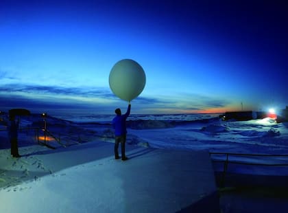 Los observadores meteorológicos relevan medidas de presión, humedad, temperatura y otras variables cada hora