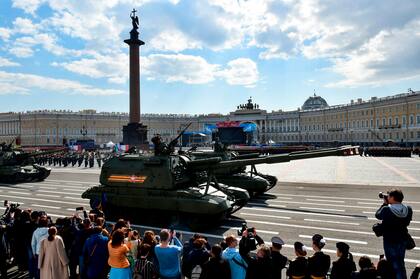 Los obuses autopropulsados MSTA-S desfilan por la plaza Dvortsovaya durante el ensayo general del desfile militar