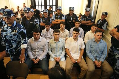 Los ocho acusados poco antes de que se conociera la sentencia