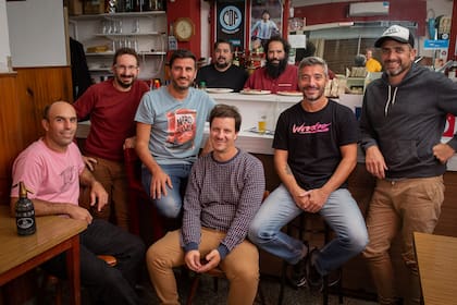 Los ocho amigos pusieron 30.000 pesos cada uno para salvar el bar.