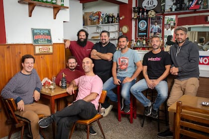 Los ocho amigos se juntaban desde el secundario a jugar al tute. Por eso le pusieron "Las 40" al bar. Sentados: Esteban Cameurcci, Matías Wibaux y Matías Cesari. De pie, Joaquin Teixido, Marcos Valdettaro, Alejandro Schiaffino, Miguel Arriaga, Matías Monclá.