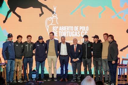 Los ocho polistas de los equipos confirmados, junto a José Ramón Santamarina, de Hurlingham; Delfín Uranga, presidente de la Asociación Argentina de Polo, y Jorge Anzorreguy, máxima autoridad de Tortugas.