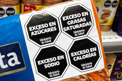 Los octógonos negros que comenzaron a aplicarse en 2021 para identificar el exceso de nutrientes críticos en alimentos y bebidas analcohólicas