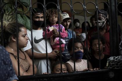 Los ocupantes de una casa en Río de Janeiro aguardan su inminente desalojo, en medio de la crisis por la pandemia