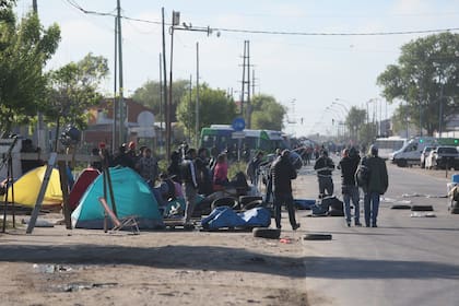 Los ocupantes del predio acampan en la vía pública a la espera de una respuesta del municipio de General Pueyrredón