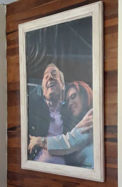 Los ocupantes habían colgado un cuadro con una foto de Cristina Fernández y Néstor Kirchner