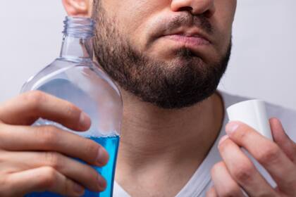 Los odontólogos recomiendan complementar esta práctica con el uso de enjuagues bucales que contengan flúor