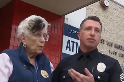 Los oficiales aseguraron que la mujer es una parte fundamental de la estación; "Es un ícono", dijeron (Foto: Captura / NBC)