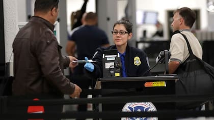 Los oficiales confiscaron de inmediato el contenido del equipaje