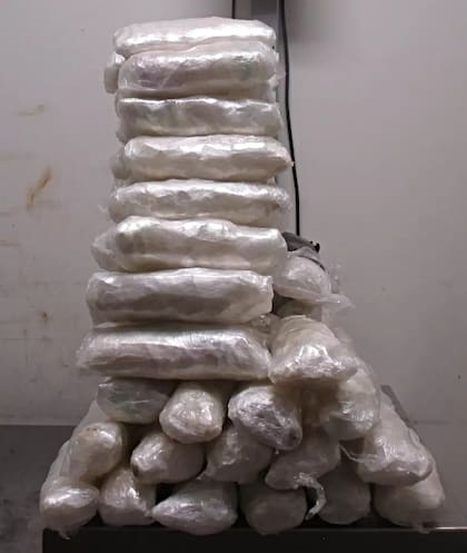 Los oficiales de CBP extrajeron y confiscaron un total de 91 paquetes envueltos individualmente que dieron positivo en metanfetamina