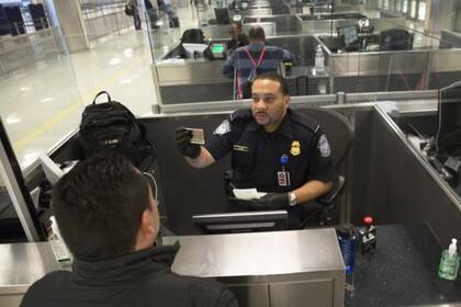 Los oficiales de la agencia federal realizan controles de seguridad en los aeropuertos y puntos de entrada al país