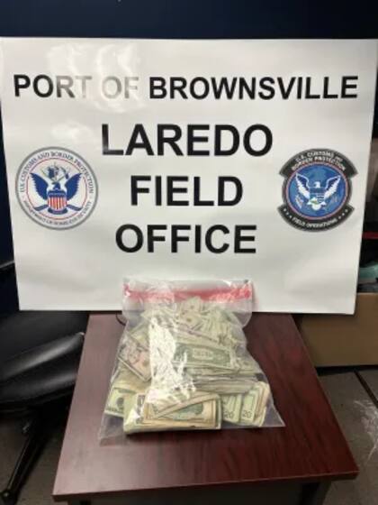 Los oficiales de la CBP incautaron a dos ciudadanos estadounidenses que poseían más de US$10.000 sin declarar