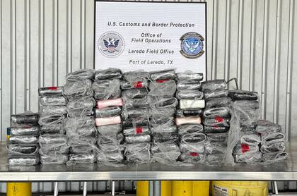 Los oficiales de la CBP incautaron en el puente internacional de Los Indios paquetes y cubos que contenían metanfetamina y heroína negra