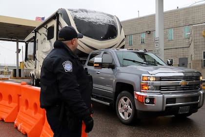 Los oficiales de la CBP interceptaron la RAM 1500 que intentaba ingresar a Estados Unidos desde México y encontraron varios paquetes ocultos