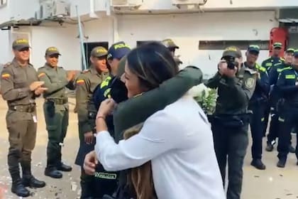 Los oficiales de la Policía Nacional se dejaron ver emocionados por lo que estaba sucediendo (Captura video)