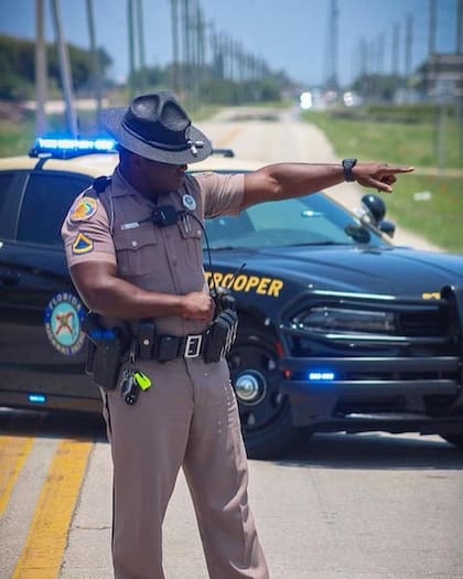 Los oficiales de policía tienen la autoridad para confiscar las placas alteradas en el acto