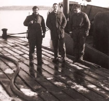 Los oficiales del A.R.A Forrest Guilisasti, Verneti y Molini