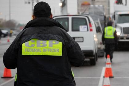 Los oficiales del CBP revisaron el vehículo y hallaron una serie de paquetes con dinero sin declarar (foto ilustrativa)