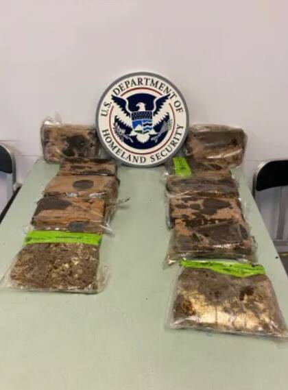 Los oficiales detectaron once paquetes ocultos en un compartimiento de la silla de ruedas motorizada