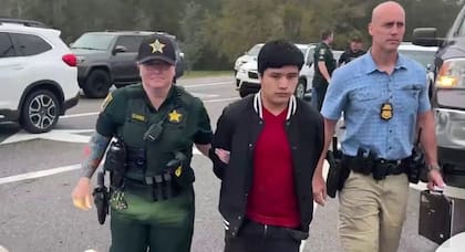 Los oficiales detuvieron una camioneta Dodge Ram en un semáforo y encontraron en su interior a dos hombres jóvenes de nacionalidad guatemalteca, ambos sin estatus legal en EE.UU.