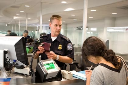 Los oficiales migratorios pueden inspeccionar documentación y pertenencias personales