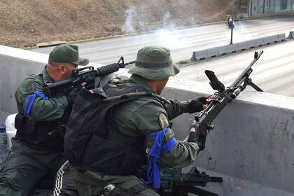 Los oficiales rebeldes usan una cinta azul en sus brazos o caras