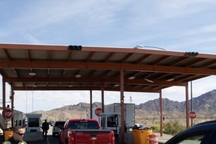 Los oficiales suelen estar acompañados de unidades caninas y pueden pedir identificación a los pasajeros