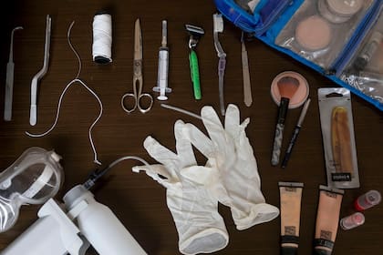 Norma usa distintos instrumentos, pinturas, pinzas y peines para acondicionar los cuerpos antes del velorio