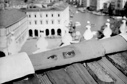 Los ojos aplicados sobre distintas superficies en Venecia, con los que Sacco representó a la Argentina en 2001