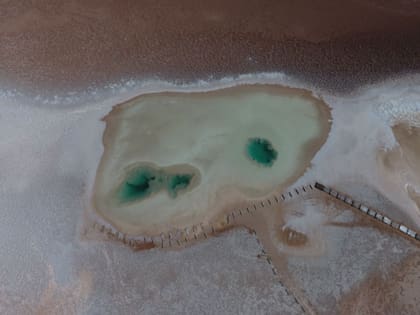 Los Ojos de Mar en Tolar Grande, Salta, durante la construcción de la pasarela