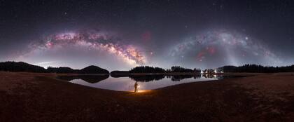 “Los ojos del universo”, del búlgaro Mihail Minkov; "Este panorama combinado en el tiempo de 360 grados nos muestra cómo se verían los dos arcos de la Vía Láctea en verano y en invierno"