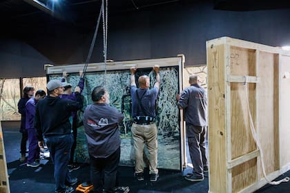 Los operarios embalaron los 15 paneles de "Argentina (Paisajes)" que luego fueron bajados por grúa de Arthaus, bajo la mirada antentadel artista Manuel Mendanha, una de las mitades de Mondongo