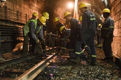 Los operarios trabajan en los túneles para cambiar más de 20 kilómetros de vías en la línea E