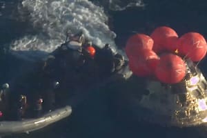 Los astronautas salen de la cápsula Orión tras 10 días de exploración espacial