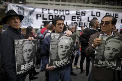 Los opositores del expresidente colombiano, Álvador Uribe, lo esperaron hoy afuera del tribunal en el centro de Bogotá