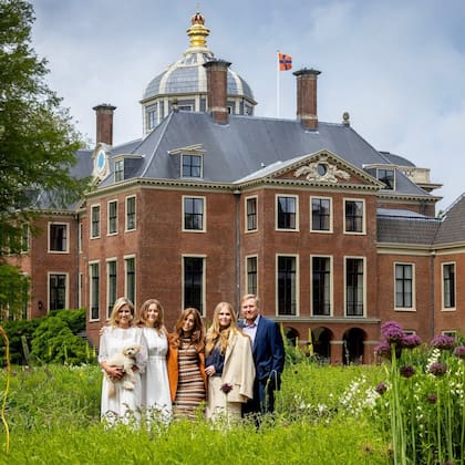 Los Orange junto a su mascota posan en los jardines del Palacio Huis ten Bosch, en La Haya, una de las cuatro residencias oficiales de la Familia Real reerlandesa. 
