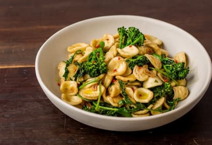Los orecchiette con cime di rapa (pasta en forma de caracol con una salsa a base de grelos y anchoas) son imperdibles.