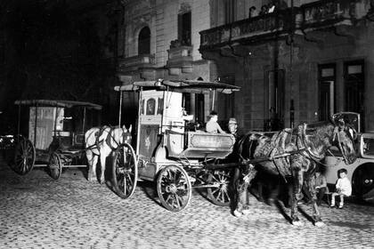 Los organitos callejeros recorrían las calles de Buenos Aires en carros tirados por un caballo, el 3 de septiembre de 1930.