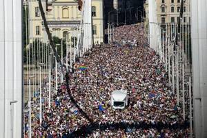 Los organizadores calculan que unas 200.000 personas asistieron a la Marcha del Orgullo en Budapest.