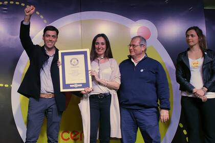 Los organizadores, con el certificado de la humita más grande del mundo