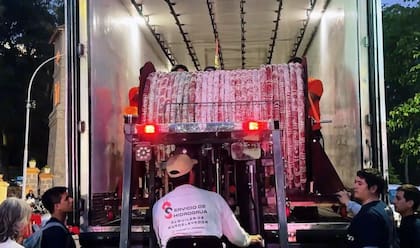 Los organizadores utilizaron más de 1500 kilos de carne fresca, tocino y especias para conformar el embutido, que pesó alrededor de 1200 kilos