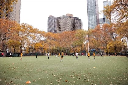 Los organizadores y jugadores de fútbol afirman que hay una escasez de lugares para practicar el deporte en NYC